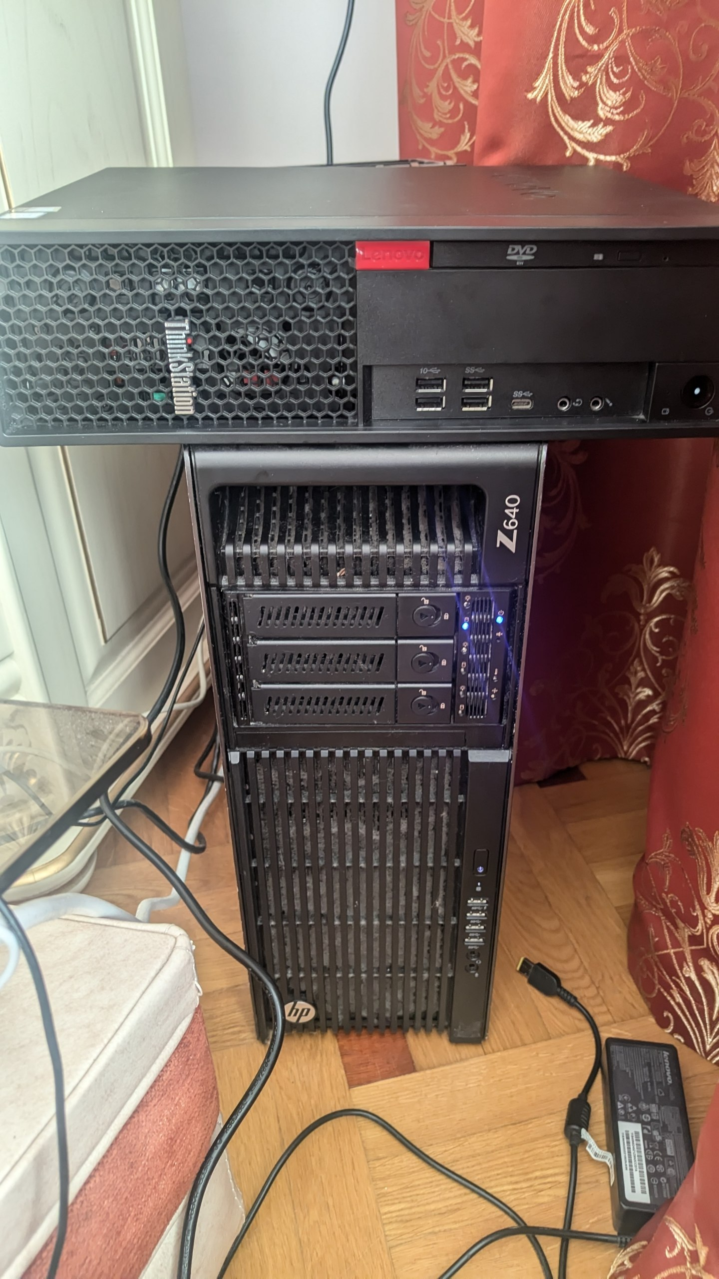HP Z640 standing and Lenovo ThinkStation P330 laying horizontally on top of the HP Z640, forming the shape of the letter T.